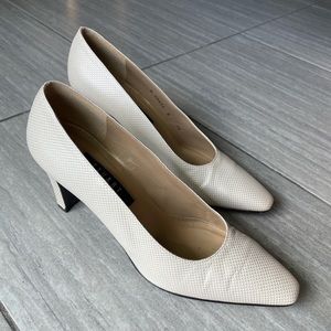 STUART WEITZMAN PUMPS- size 7.5 (fits a 7 best- runs small)